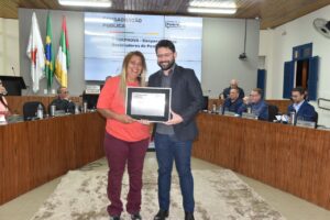 Geralda Ada Loredo de Paula recebe o Diploma de Consagração Pública das mãos do Vereador Zé Roberto Júnior (Rede Sustentabilidade)